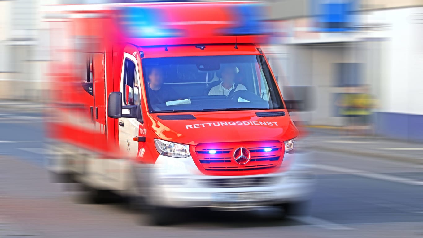 Ein Rettungswagen im Einsatz (Symbolbild): Der Mann kam noch ins Krankenhaus, verstarb dort allerdings.