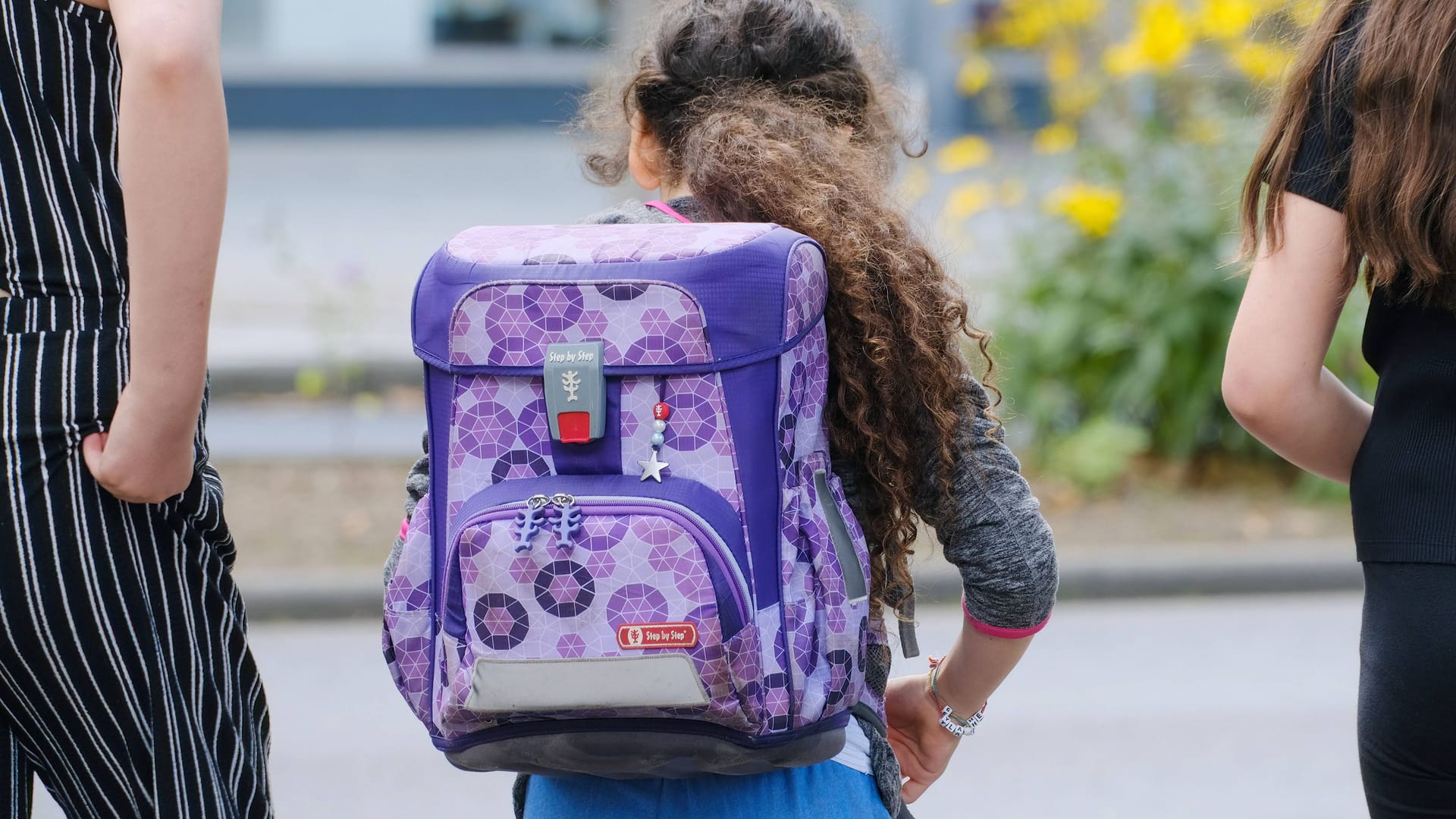 Kind auf dem Weg Schulweg (Symbolfoto): In Unterhaching herrscht morgens seit Jahrzehnten Verkehrschaos wegen Eltern, die ihre Sprösslinge "quasi bis zum Türrahmen fahren".