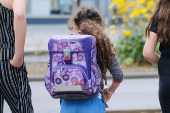 Kind auf dem Weg Schulweg (Symbolfoto): In Unterhaching herrscht morgens seit Jahrzehnten Verkehrschaos wegen Eltern, die ihre Sprösslinge "quasi bis zum Türrahmen fahren".