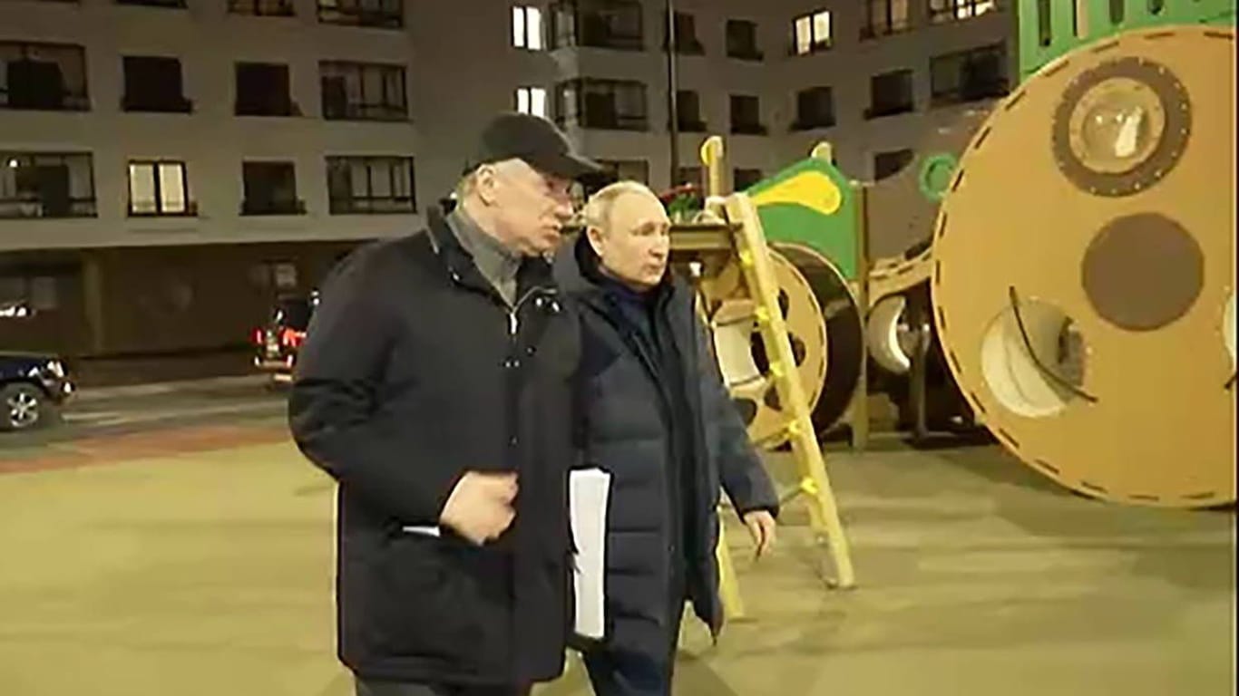 Marat Khusnullin (l.) zeigt Wladimir Putin in Mariupol seine Bauvorhaben.