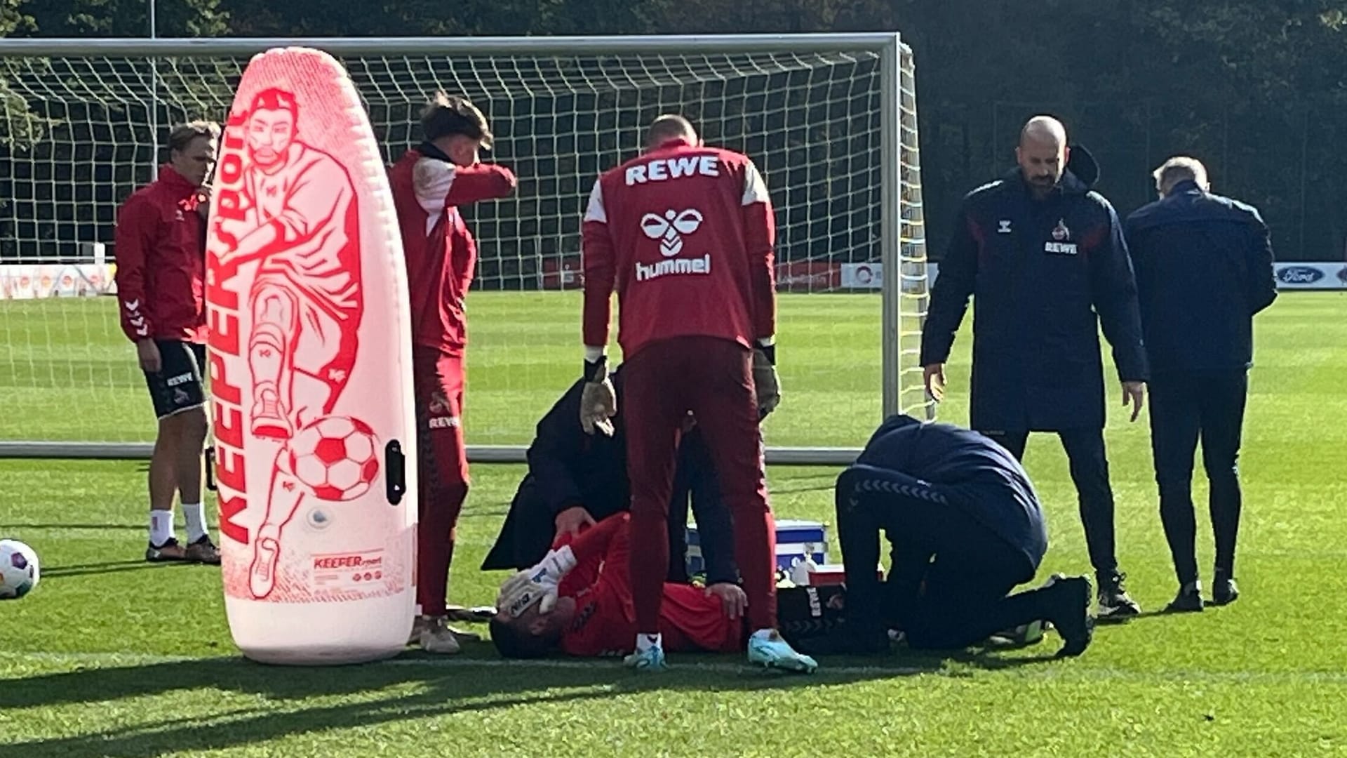 Drama beim Effzeh: Der verletzte Philipp Pentke liegt am Boden.