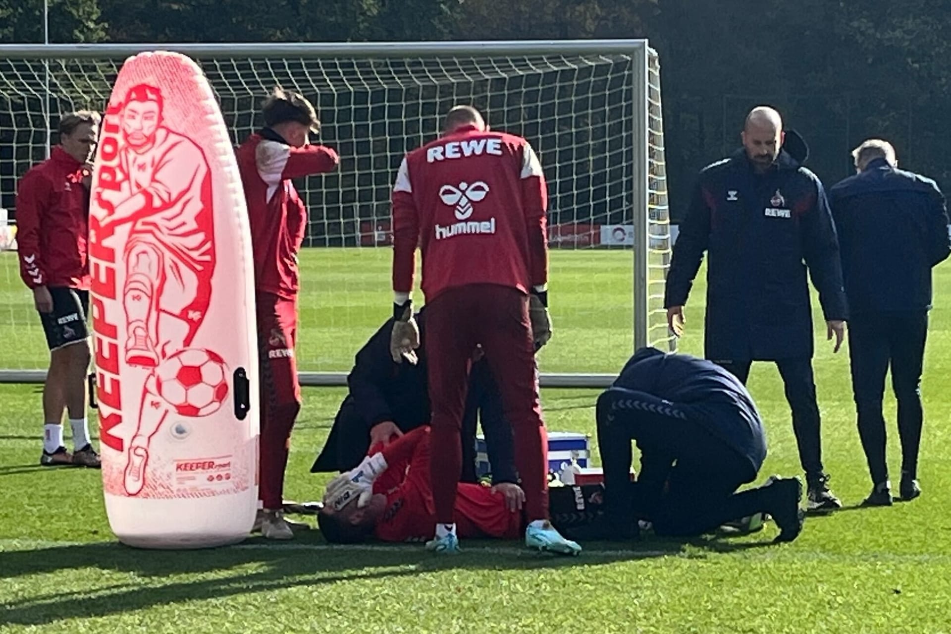 Drama beim Effzeh: Der verletzte Philipp Pentke liegt am Boden.