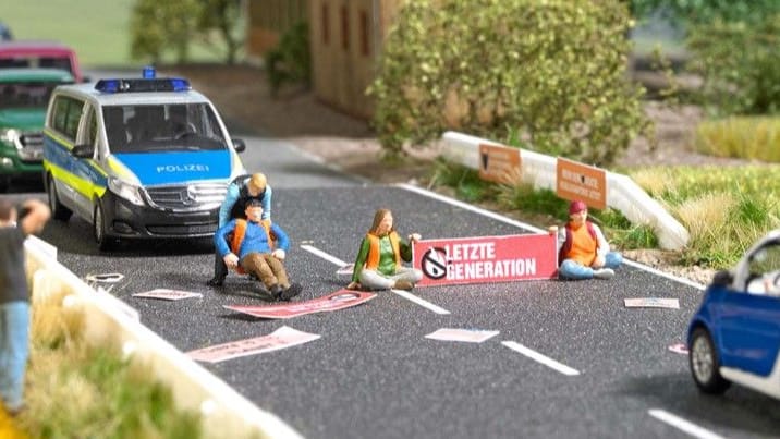 Klimakleber in Miniatur: Modellfreunde können sich die "Letzte Generation" nun als Figuren kaufen.