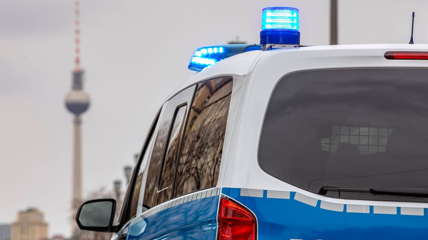 Ein Wagen der Berliner Polizei (Archivbild): In der Hauptstadt sollen Männer einen Tag lang zwei Personen in ihre Gewalt gebracht haben.