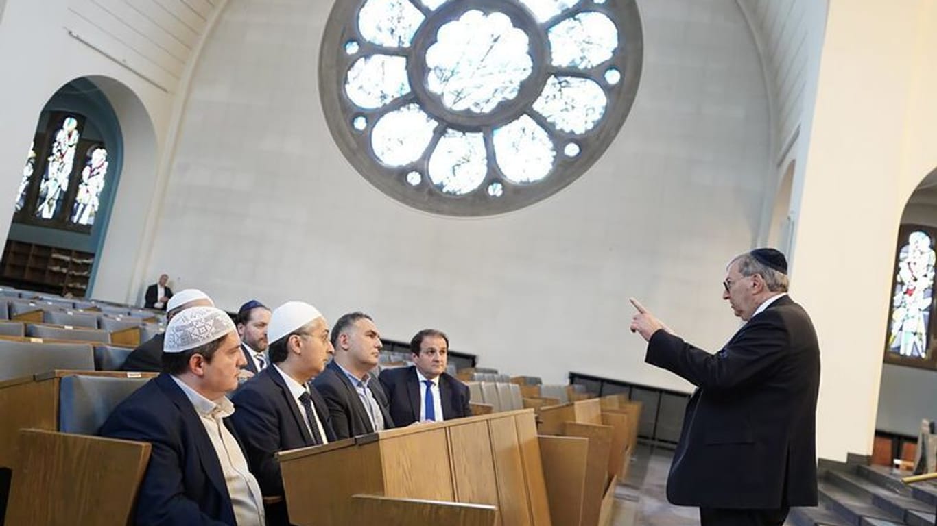 Vertreter von muslimischen Verbänden hören dem Vorstand der Synagogen-Gemeinde, Abraham Lehrer, zu: Gemeinsam setzten sie ein Zeichen der Solidarität.