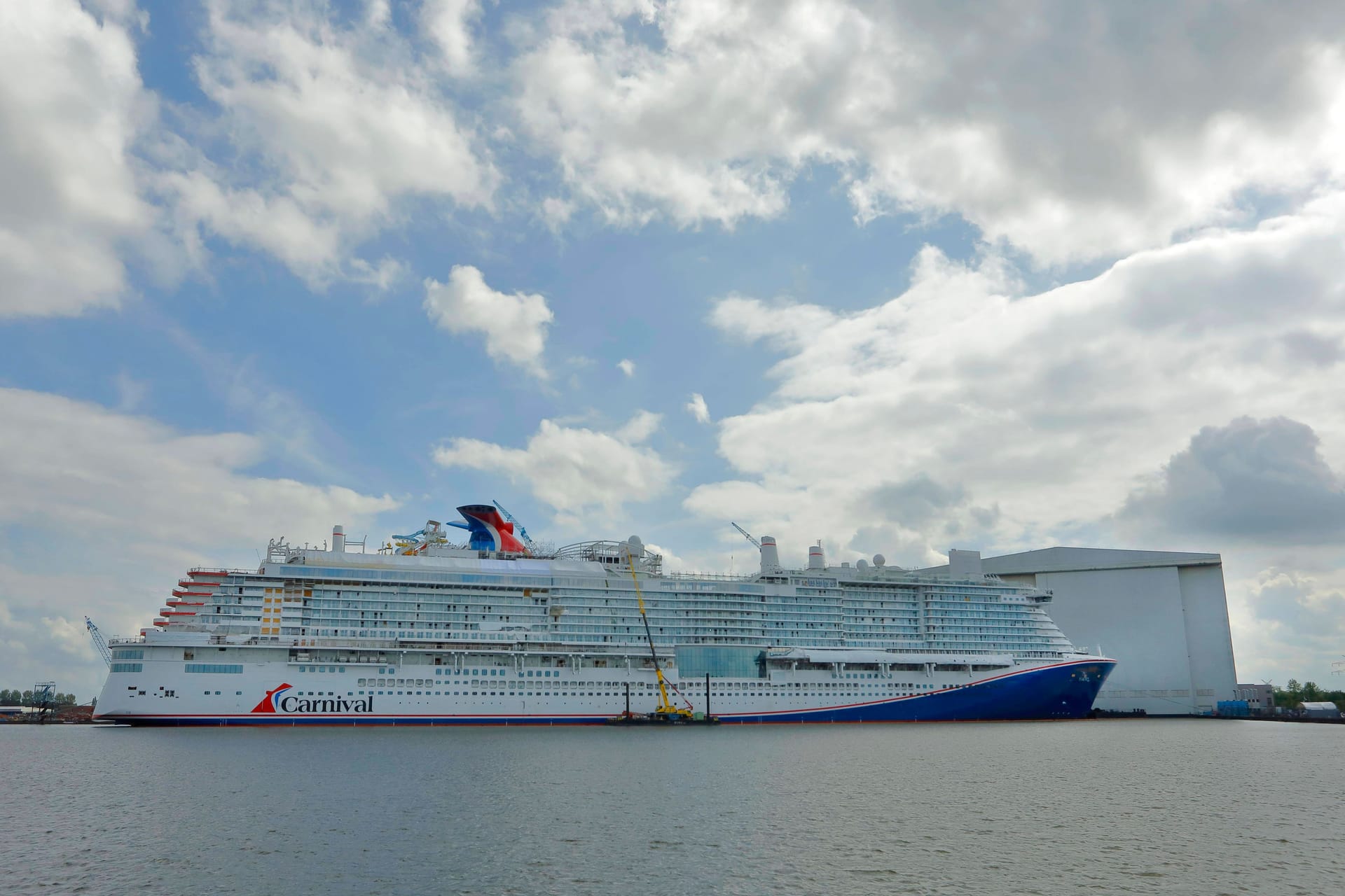 Die "Carnival Jubilee" vor dem Baudock der Meyer Werft in Papenburg (Archivbild): Am Montag geht die Reise weiter.