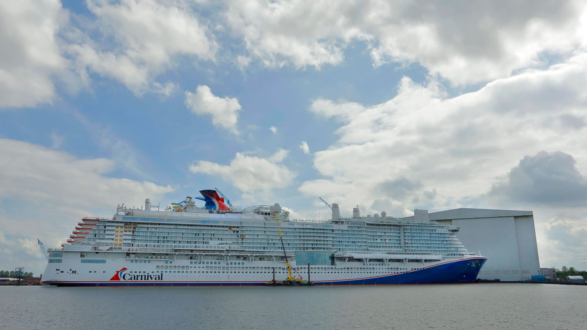 Die "Carnival Jubilee" vor dem Baudock der Meyer Werft in Papenburg (Archivbild): Am Montag geht die Reise weiter.