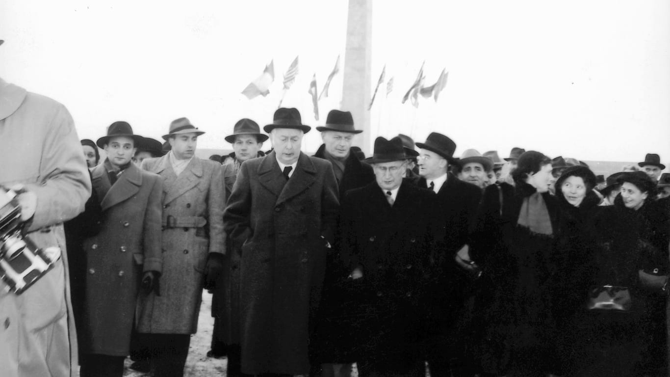 Theodor Heuss (m.l.): 1952 reiste der Bundespräsident zur Einweihung der Gedenkstätte nach Bergen-Belsen.