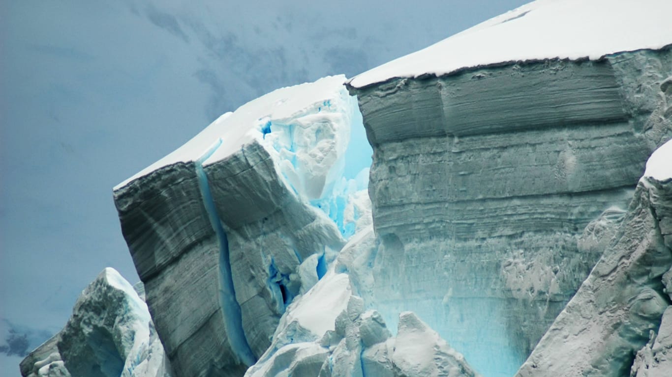 Abbrechende Schelfeiskante der Antarktis (Symbolbild): Das Eis der Antarktis geht immer mehr zurück.