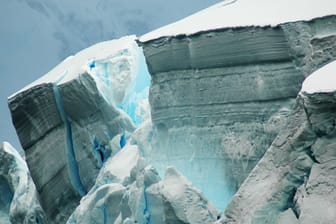 Abbrechende Schelfeiskante der Antarktis (Symbolbild): Das Eis der Antarktis geht immer mehr zurück.