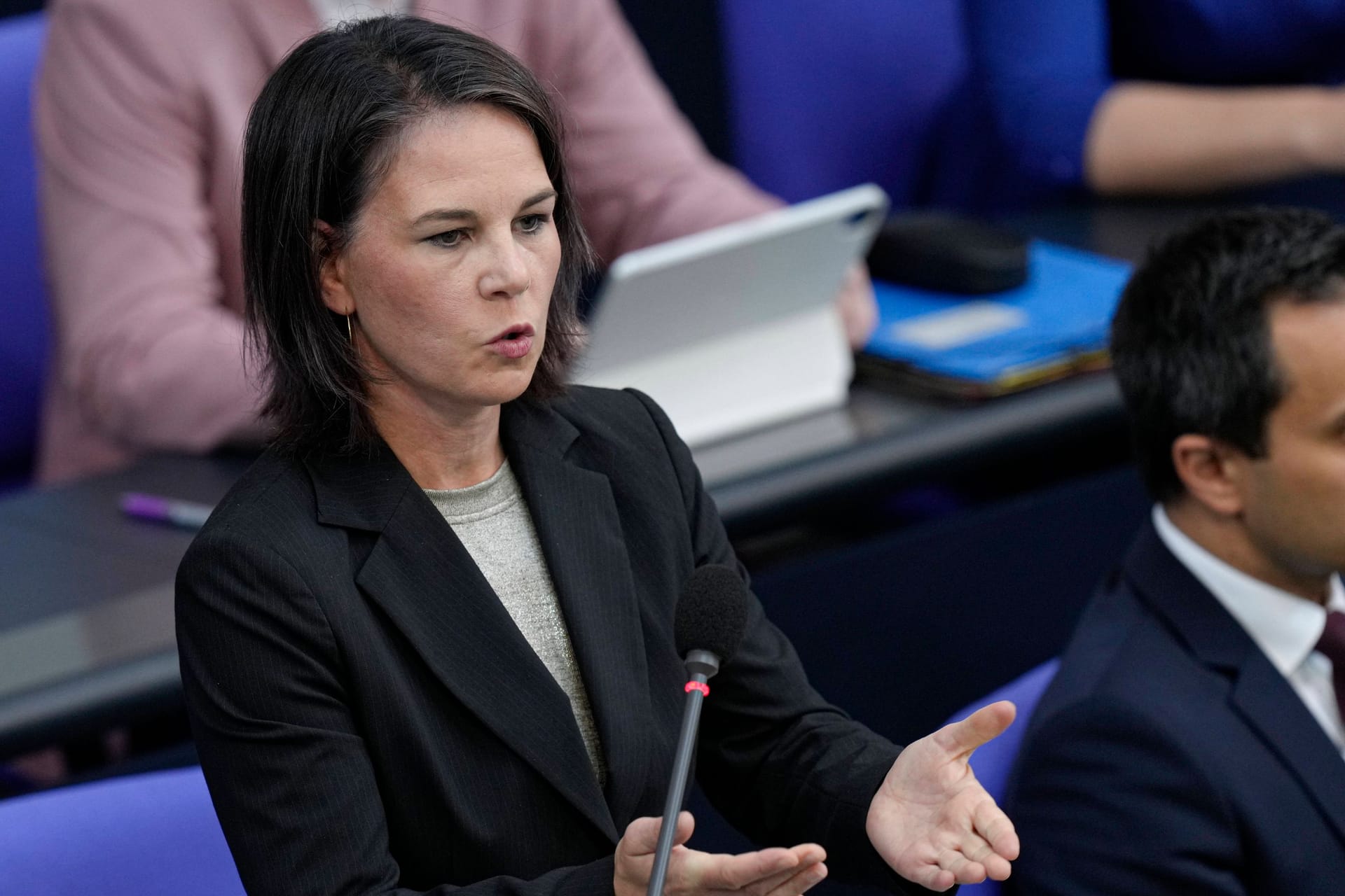 Live im Bundestag: Annalena Baerbock stellt sich den Fragen der Abgeordneten.