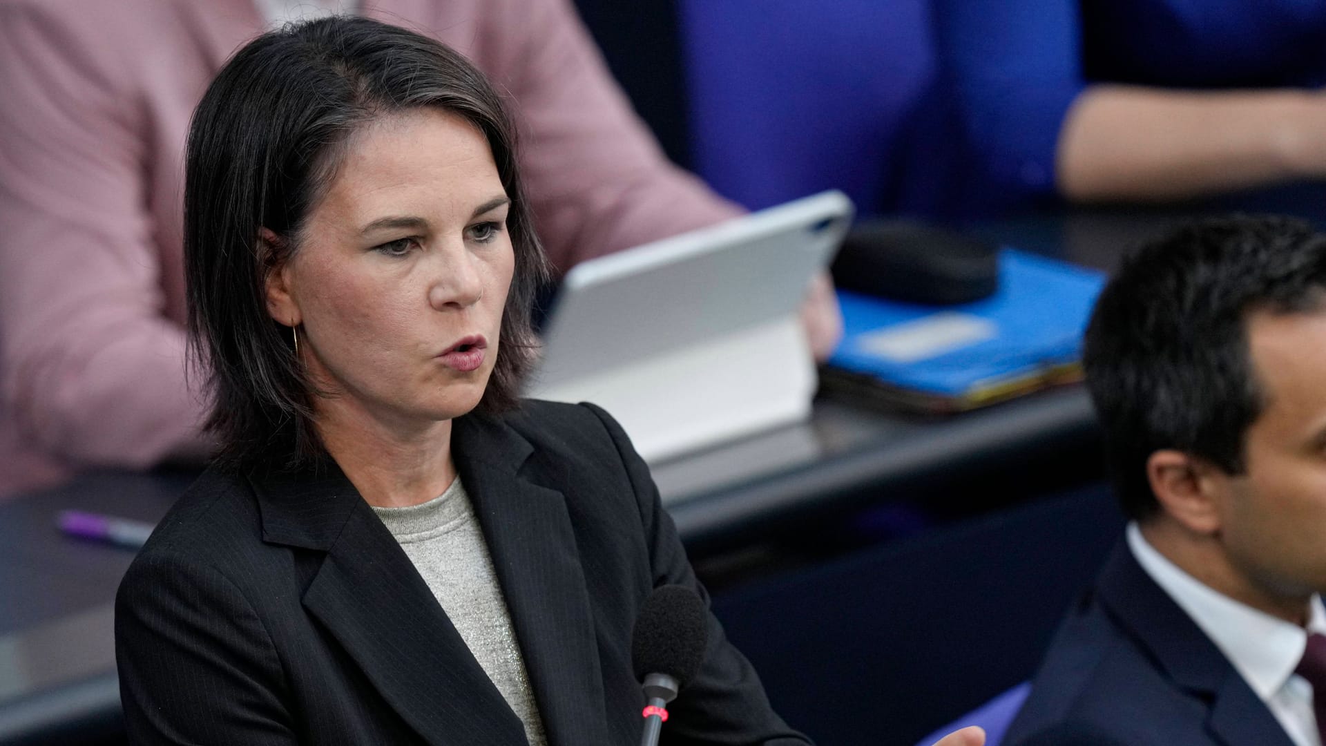 Live im Bundestag: Annalena Baerbock stellt sich den Fragen der Abgeordneten. Live im Bundestag: Annalena Baerbock stellt sich den Fragen der Abgeordneten.