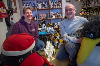 Birgit Berends und Stefan Kirchhoff sitzen im Museum zwischen ihren Pinguin-Figuren: Noch rund ein Jahr bleibt das Museum geöffnet.