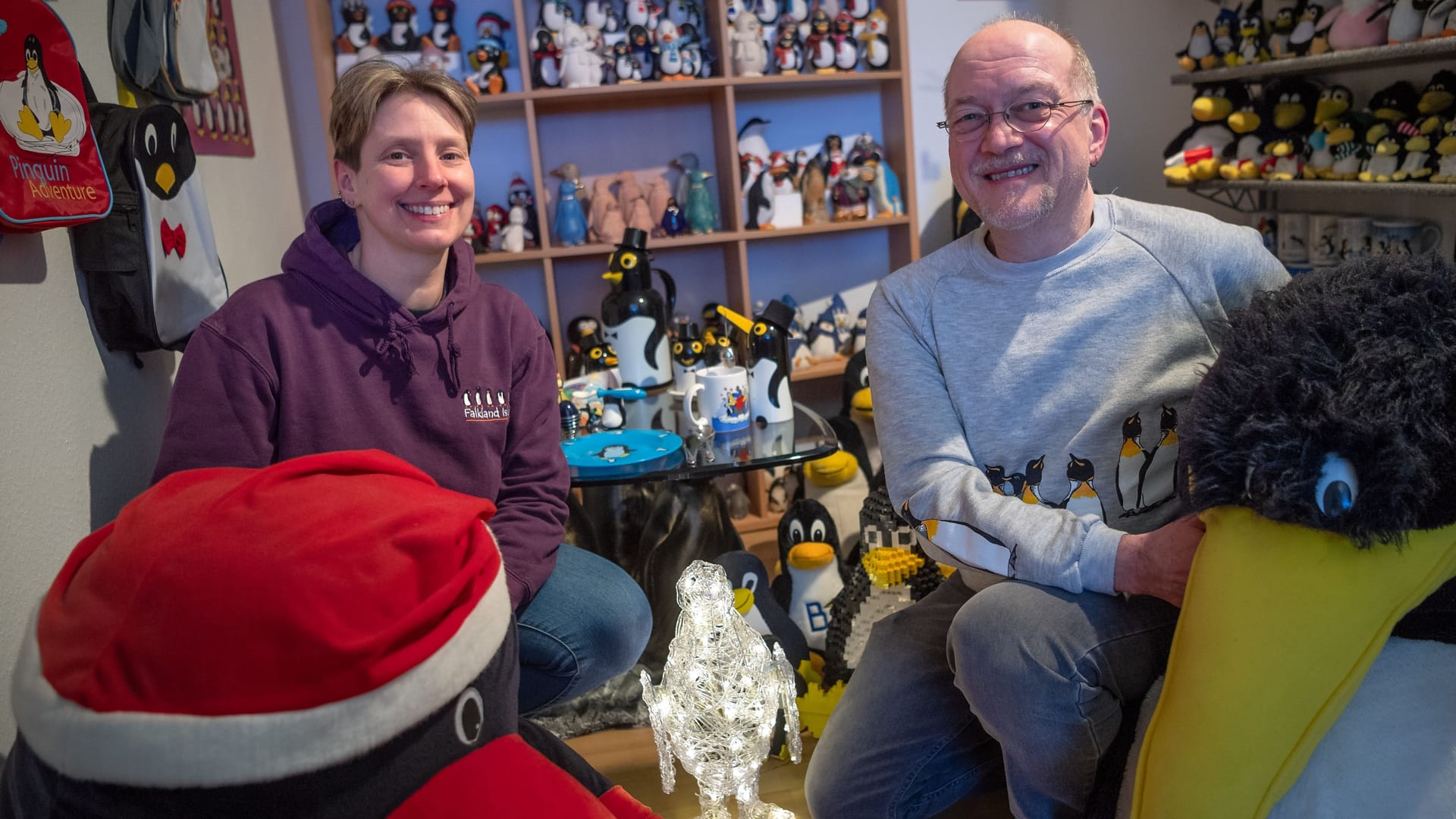 Birgit Berends und Stefan Kirchhoff sitzen im Museum zwischen ihren Pinguin-Figuren: Noch rund ein Jahr bleibt das Museum geöffnet.