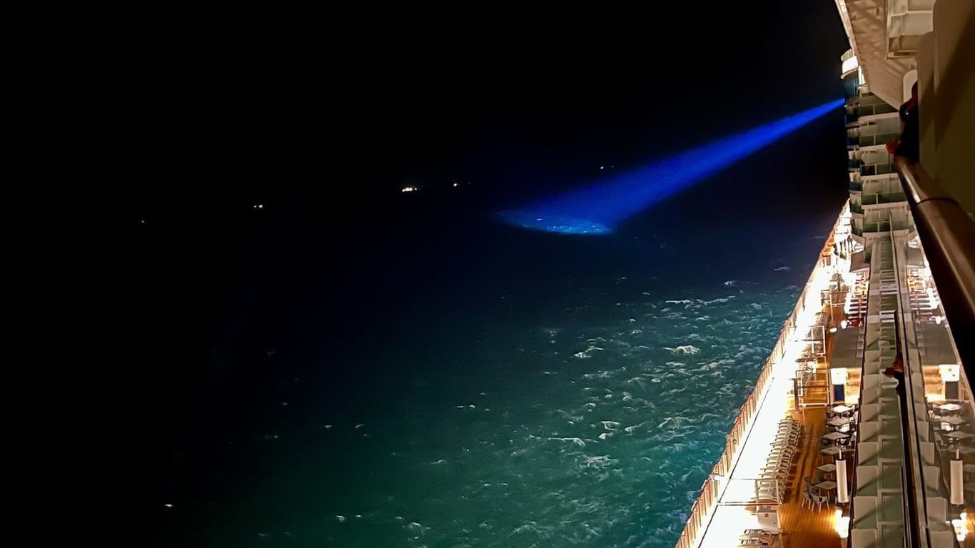 Ein Suchscheinwerfer des P&O-Kreuzfahrtschiffs "Iona" sucht das Wasser ab: Vier Seeleute werden noch vermisst.