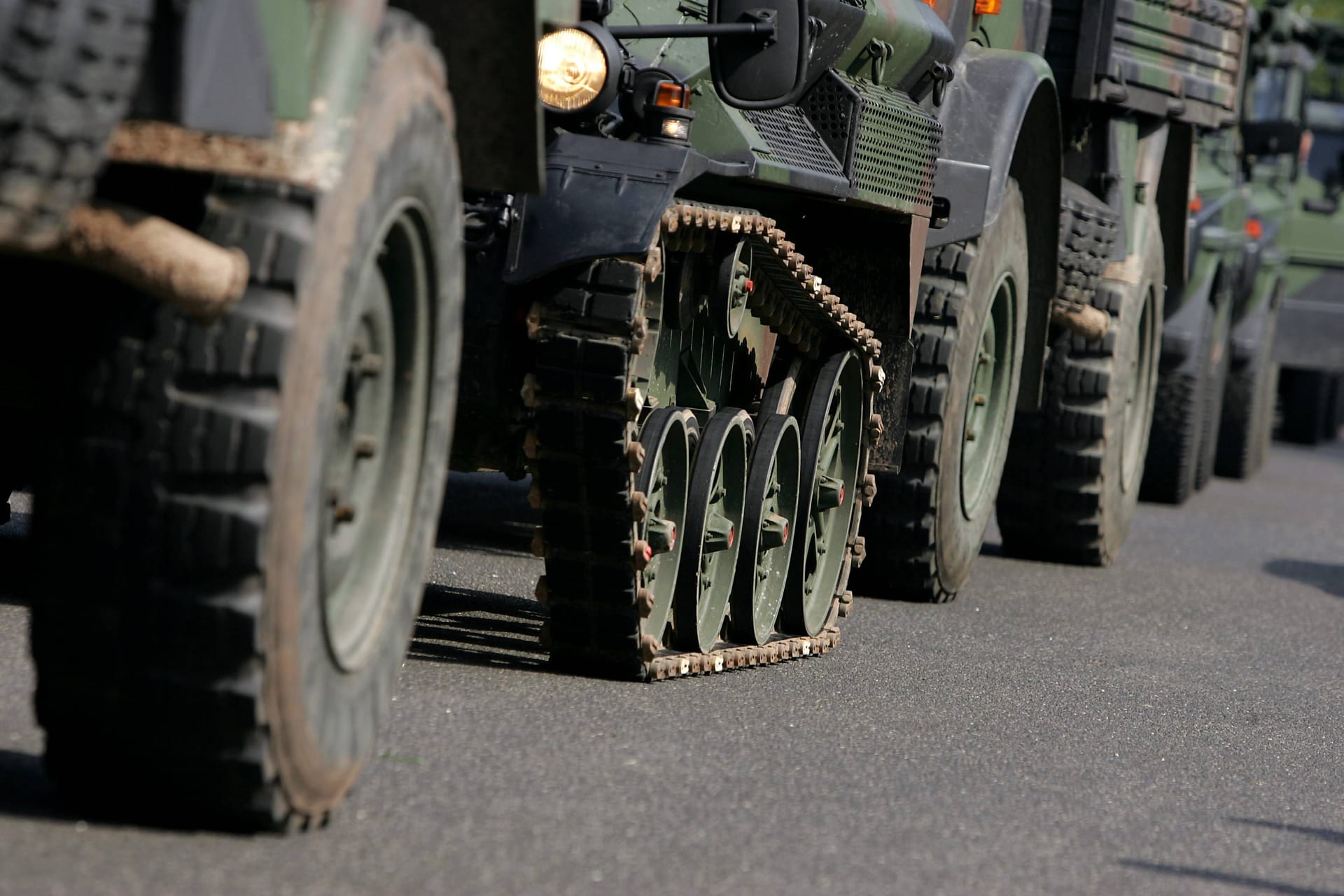 Militärkonvoi fährt über eine Landstraße (Symbolbild): Die Militärfahrzeuge werden am Montag vornehmlich auf Autobahnen und Bundesstraßen unterwegs sein.