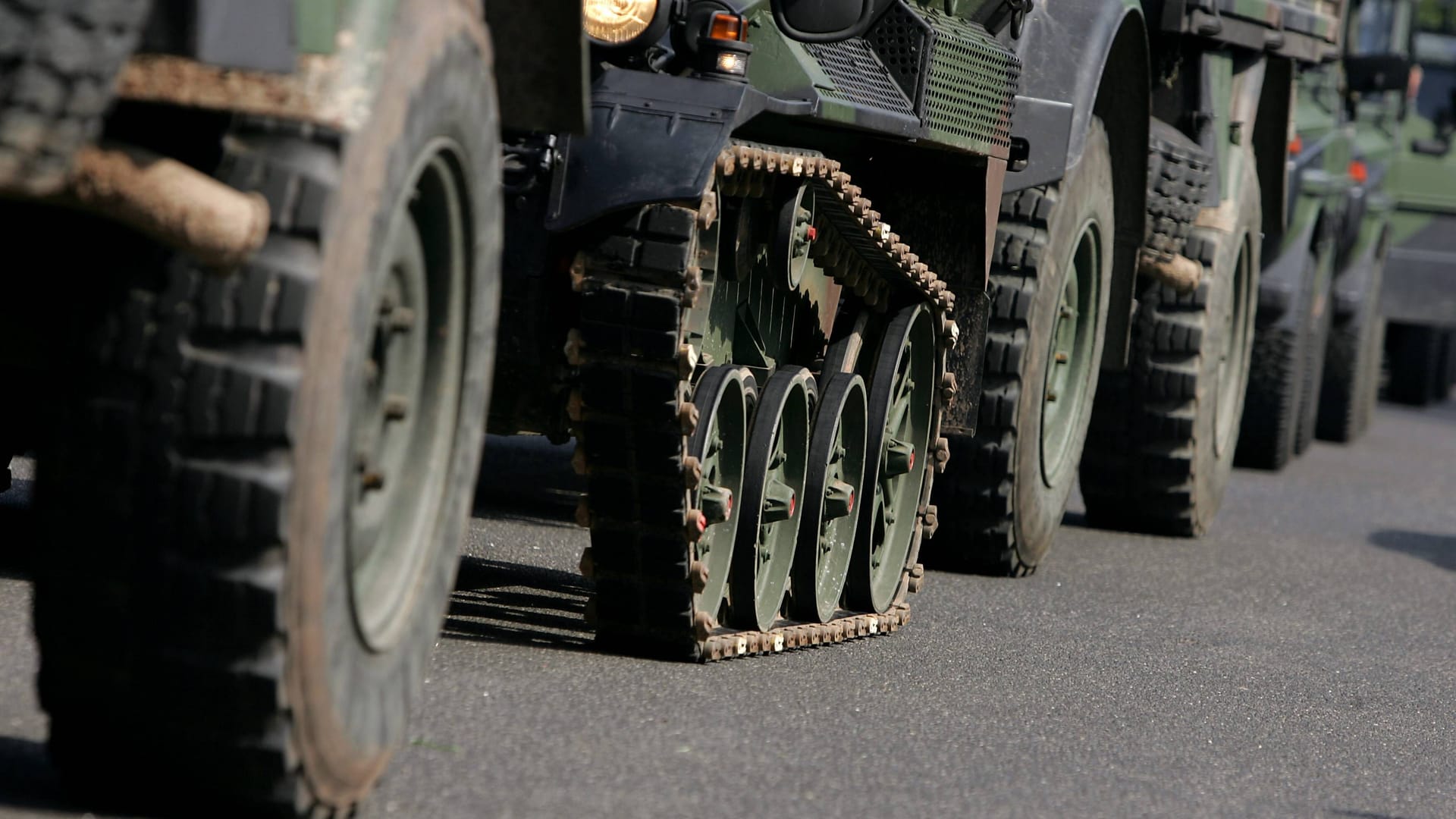 Militärkonvoi fährt über eine Landstraße (Symbolbild): Die Militärfahrzeuge werden am Montag vornehmlich auf Autobahnen und Bundesstraßen unterwegs sein.