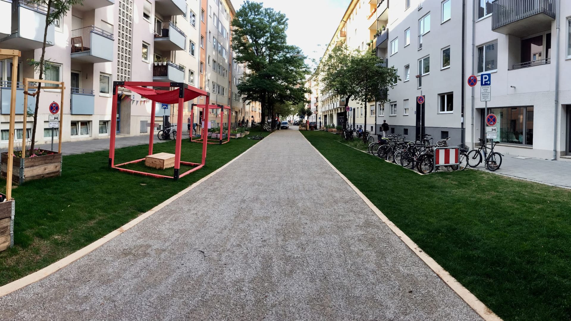 Wo früher Autos durchfuhren, wurde Rollrasen verlegt und Blumenkübel wurden aufgestellt. Der Versuch in der Kolumbusstraße kam aber nicht bei allen Anwohnern gut an.