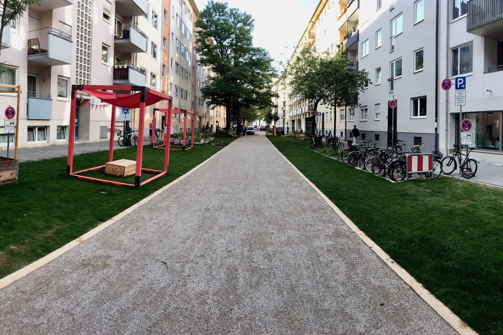 Wo früher Autos durchfuhren, wurde Rollrasen verlegt und Blumenkübel wurden aufgestellt. Der Versuch in der Kolumbusstraße kam aber nicht bei allen Anwohnern gut an.