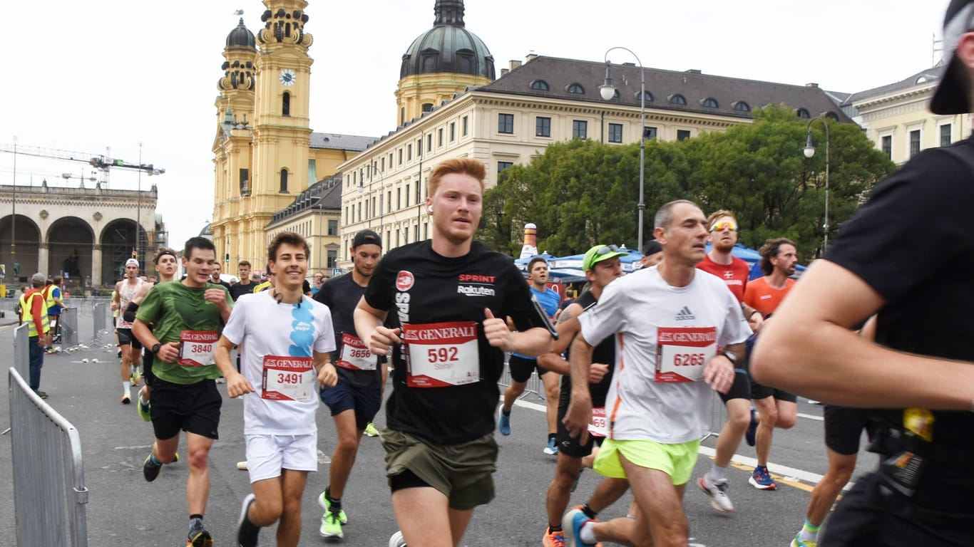 Marathon-Läufer am Odeonsplatz am Wochenende (Archivfoto): Ein junger Mann schaffte es nicht ins Ziel.