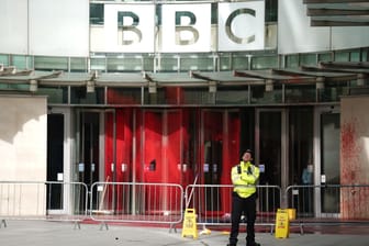 BBC-Gebäude in London: Polizisten stehen vor dem beschmierten Eingang.