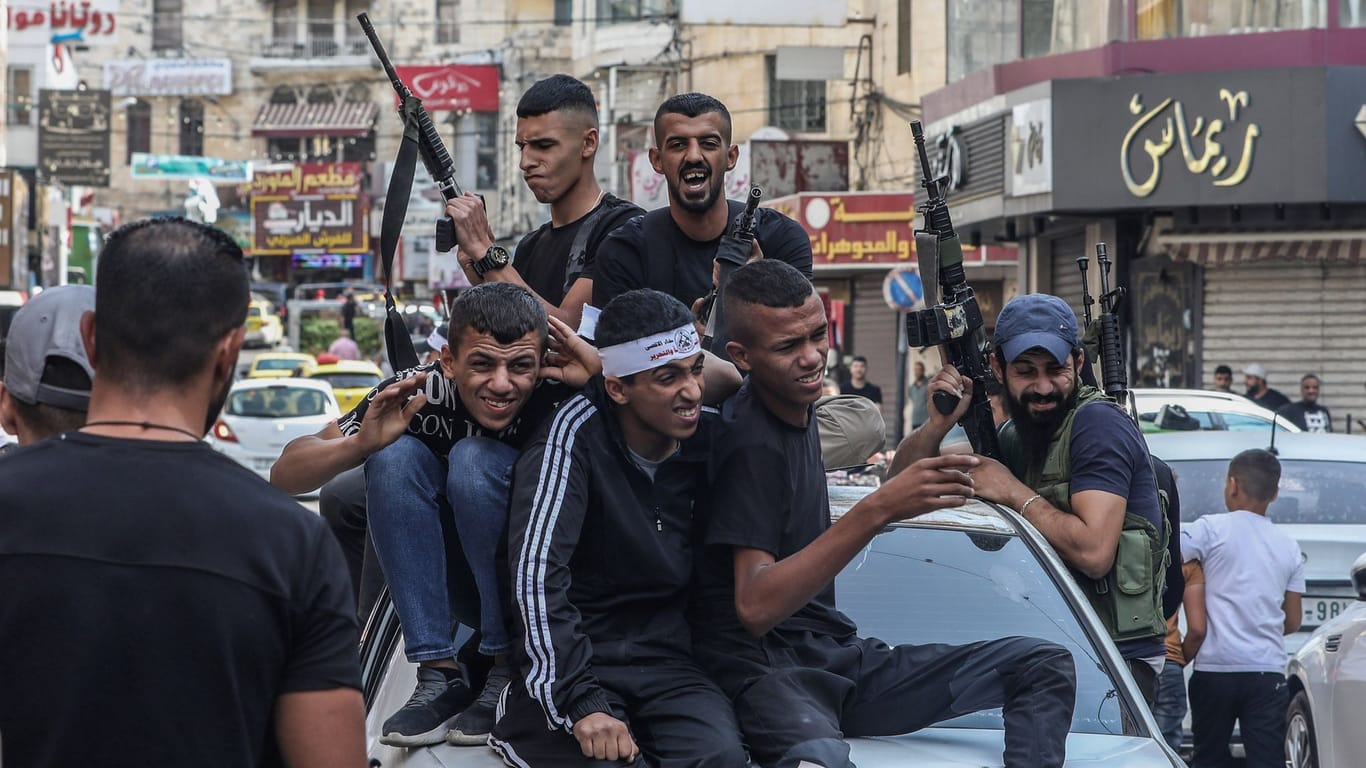 Bewaffnete Palästinenser bei der Beerdigung eines Mannes: Mehr als 100 Palästinenser wurden seit dem 7. Oktober im Westjordanland getötet.
