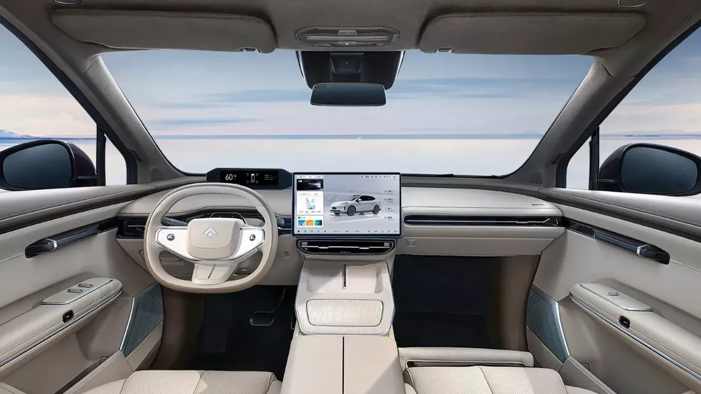 Aufgeräumter Innenraum, riesiger Touchscreen: Tesla-Fahrer kennen das.