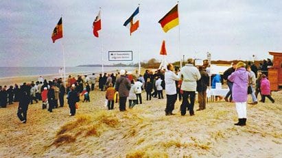 Tausende Menschen strömten am 3. Februar 1990 auf den Strand.