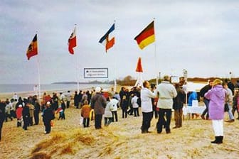 Tausende Menschen strömten am 3. Februar 1990 auf den Strand.