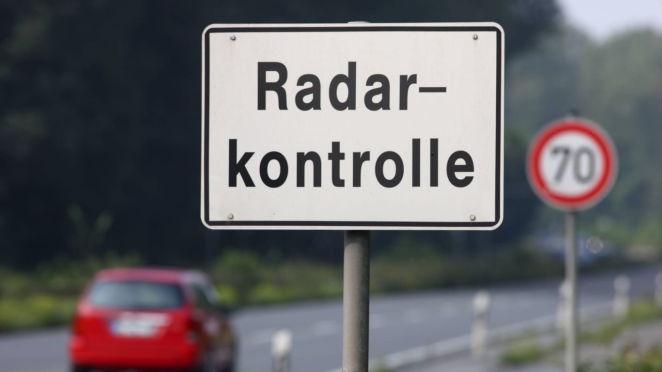 Hinweisschild zur Radarkontrolle (Symbolbild): Leipziger Polizisten entdeckten den Fehler in der Nacht zu Dienstag.