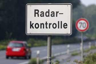 Hinweisschild zur Radarkontrolle (Symbolbild): Leipziger Polizisten entdeckten den Fehler in der Nacht zu Dienstag.
