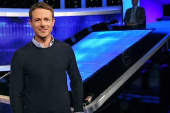 Alexander Bommes: Der Moderator ist der Gastgeber der Quizshow.