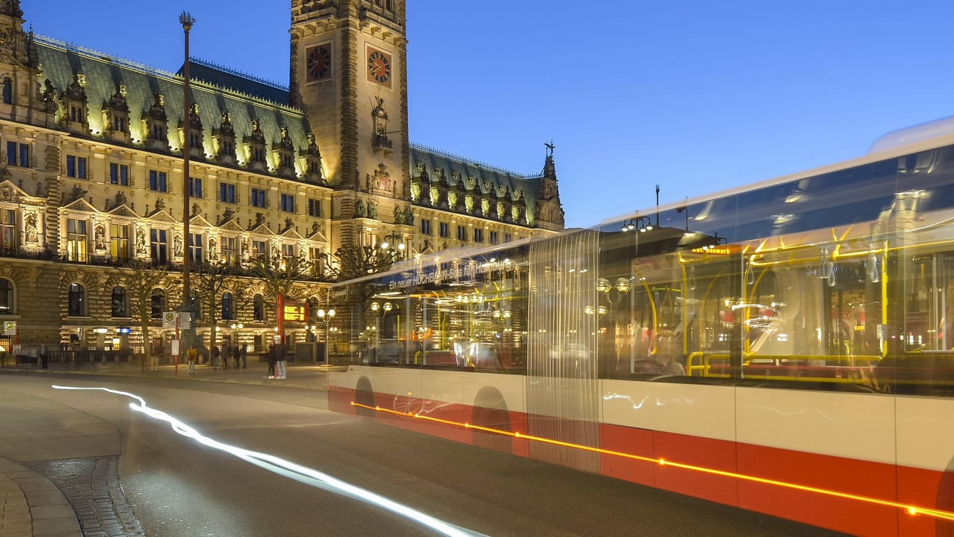 Bus in Hamburg (Symbolfoto): Dem Busfahrer wurde der Führerschein abgenommen.