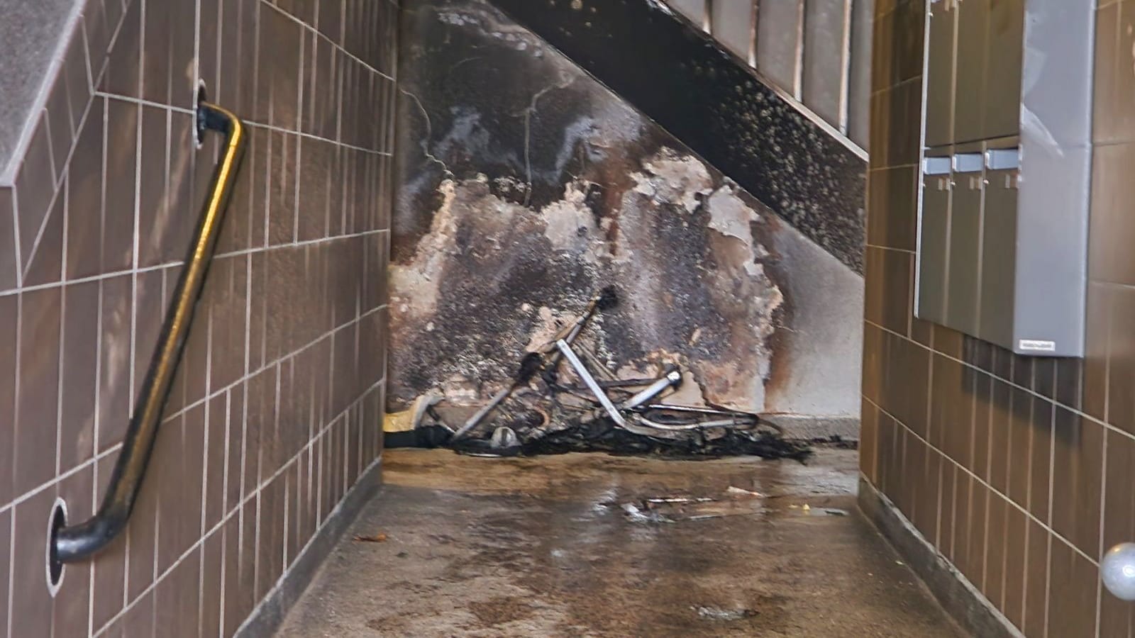 Hamburg Harburg - brennender Kinderwagen im Hausflur - 13 Personen gerettet Hamburg Harburg - brennender Kinderwagen im Hausflur - 13 Personen gerettet