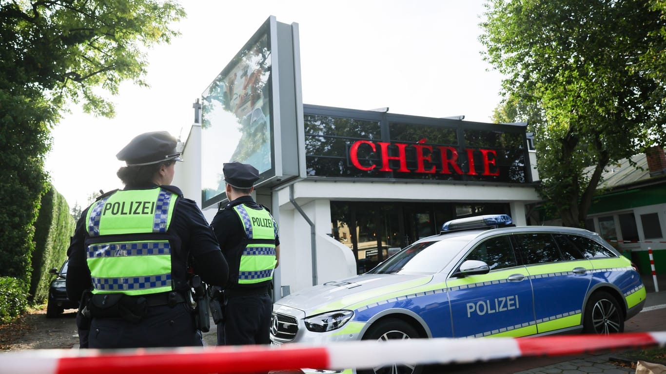 Polizei vor der Shisha-Bar im Hamburger Stadtteil Sasel: In der Nacht zu Montag ist ein Mann dort erschossen worden.