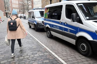 Einsatzwagen der Polizei Bremen (Symbolbild): Die Beamten erhöhen die Präsenz an jüdischen Einrichtungen.