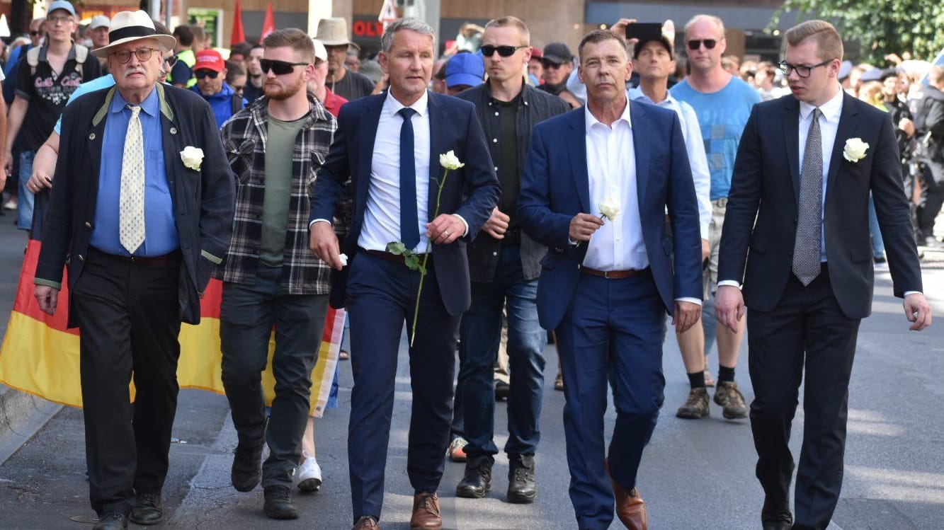 Vorbild Höcke: Daniel Halemba (rechts) im Juni mit dem Thüringer AfD-Vorsitznden bei einer Demo in Würzburg, die von der Masse an Gegendemonstranten blockiert wurde.