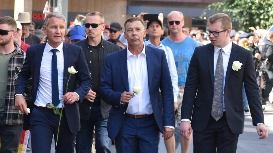 Vorbild Höcke: Daniel Halemba (rechts) im Juni mit dem Thüringer AfD-Vorsitznden bei einer Demo in Würzburg, die von der Masse an Gegendemonstranten blockiert wurde.