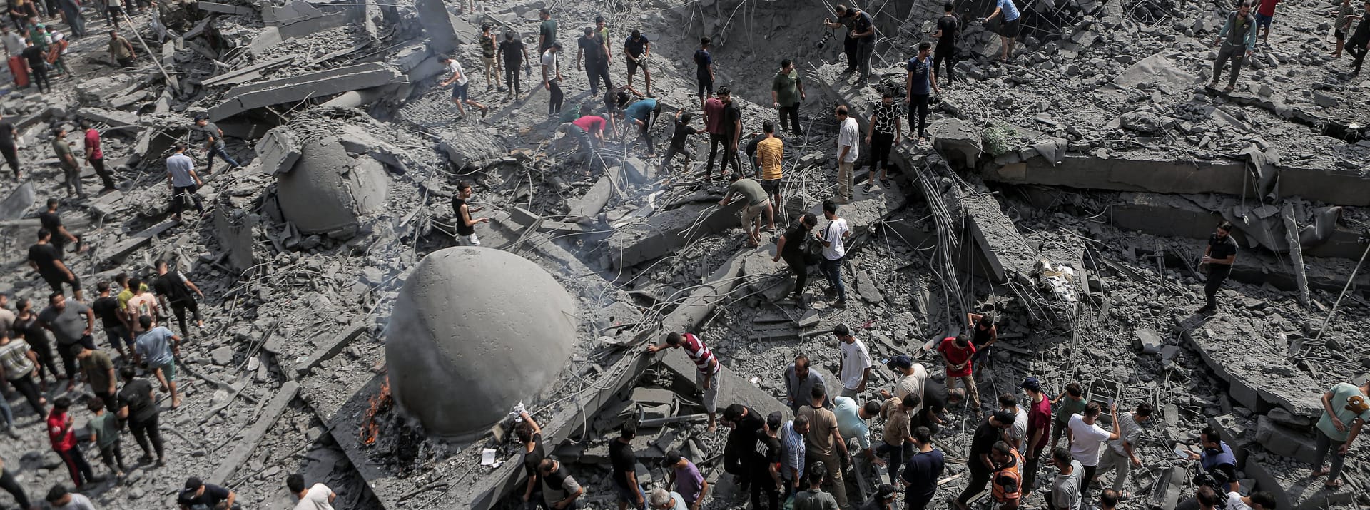 Palästinenser inmitten von Trümmern: Die Al-Sousi-Moschee wurde von israelischen Raketen getroffen.