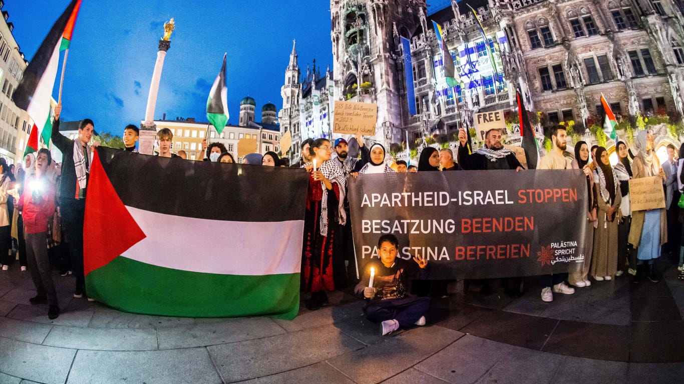 Pro-palästinensische Demonstranten bei einer Kundgebung auf dem Münchner Marienplatz (Symbolbild).