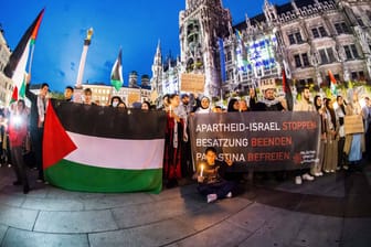 Pro-palästinensische Demonstranten bei einer Kundgebung auf dem Münchner Marienplatz (Symbolbild).