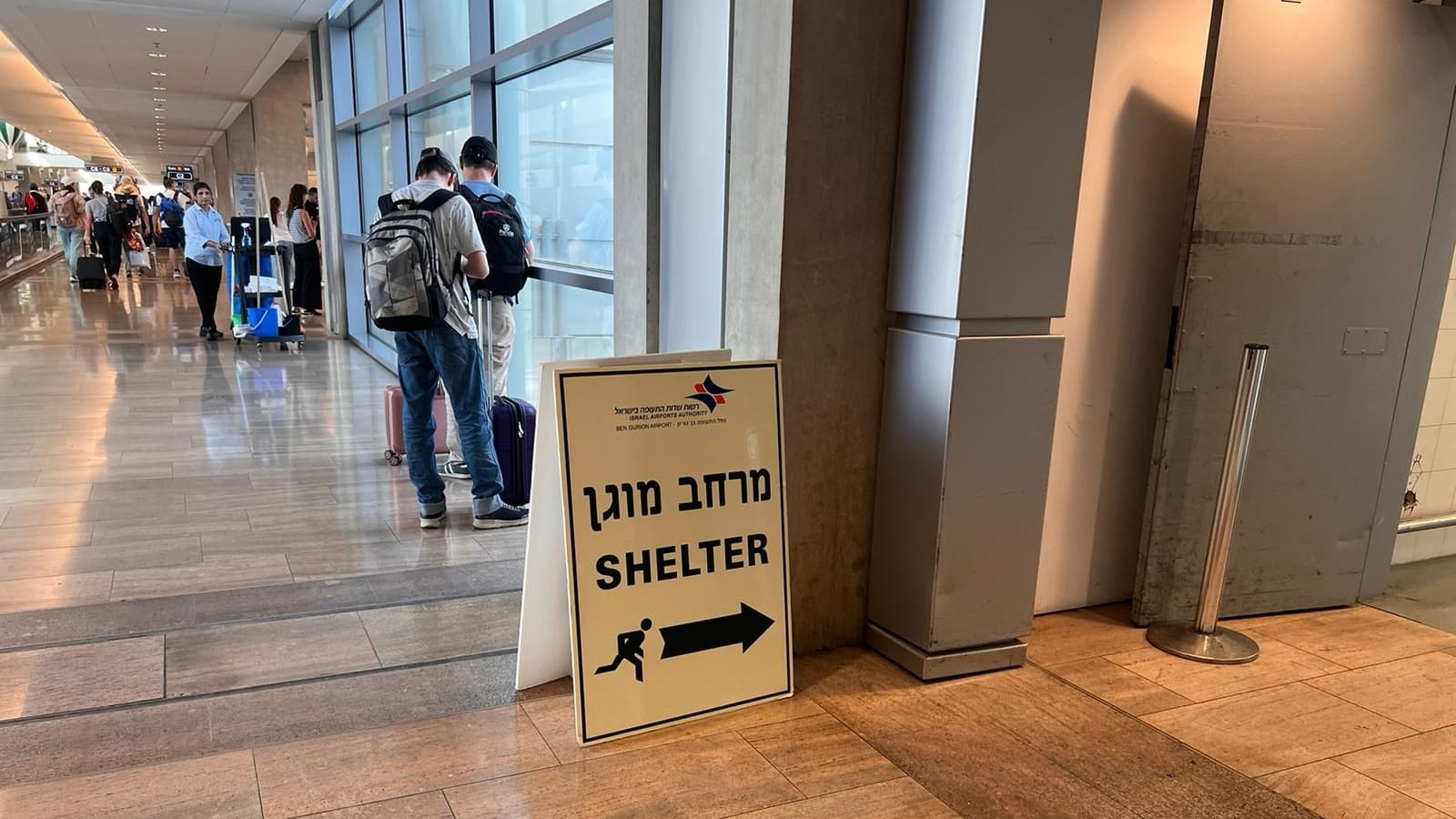 Der Weg zum Schutzbunker am Flughafen Ben Gurion, Israel: Während des Telefonats mussten Gordon Wenzek und seine Jugendlichen in den Schutzraum.