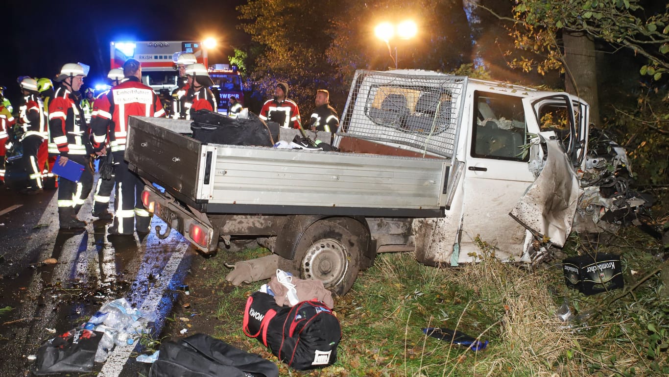 Einsatzkräfte stehen an der Unfallstelle: Zur Ursache ist noch nichts bekannt.