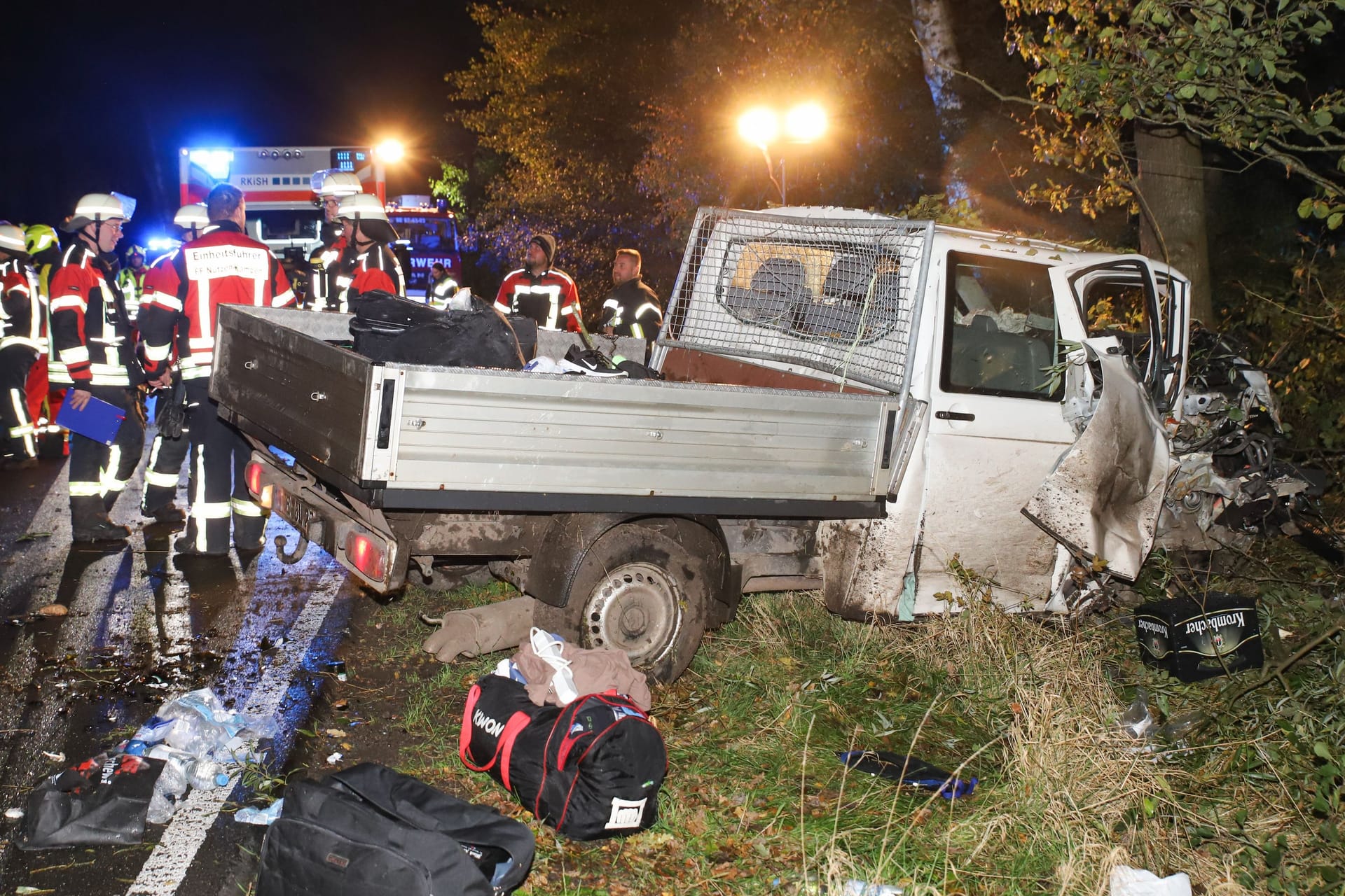 Einsatzkräfte stehen an der Unfallstelle: Zur Ursache ist noch nichts bekannt.