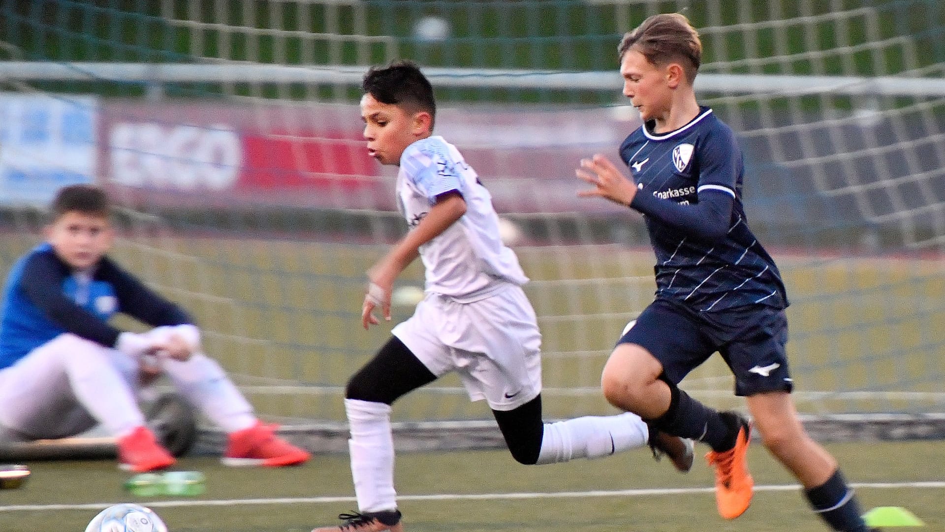 Fußballspieler der D-Jugend (Symbolbild): In Niederbayern ist es zu einer Schlägerei auf dem Fußballplatz gekommen.