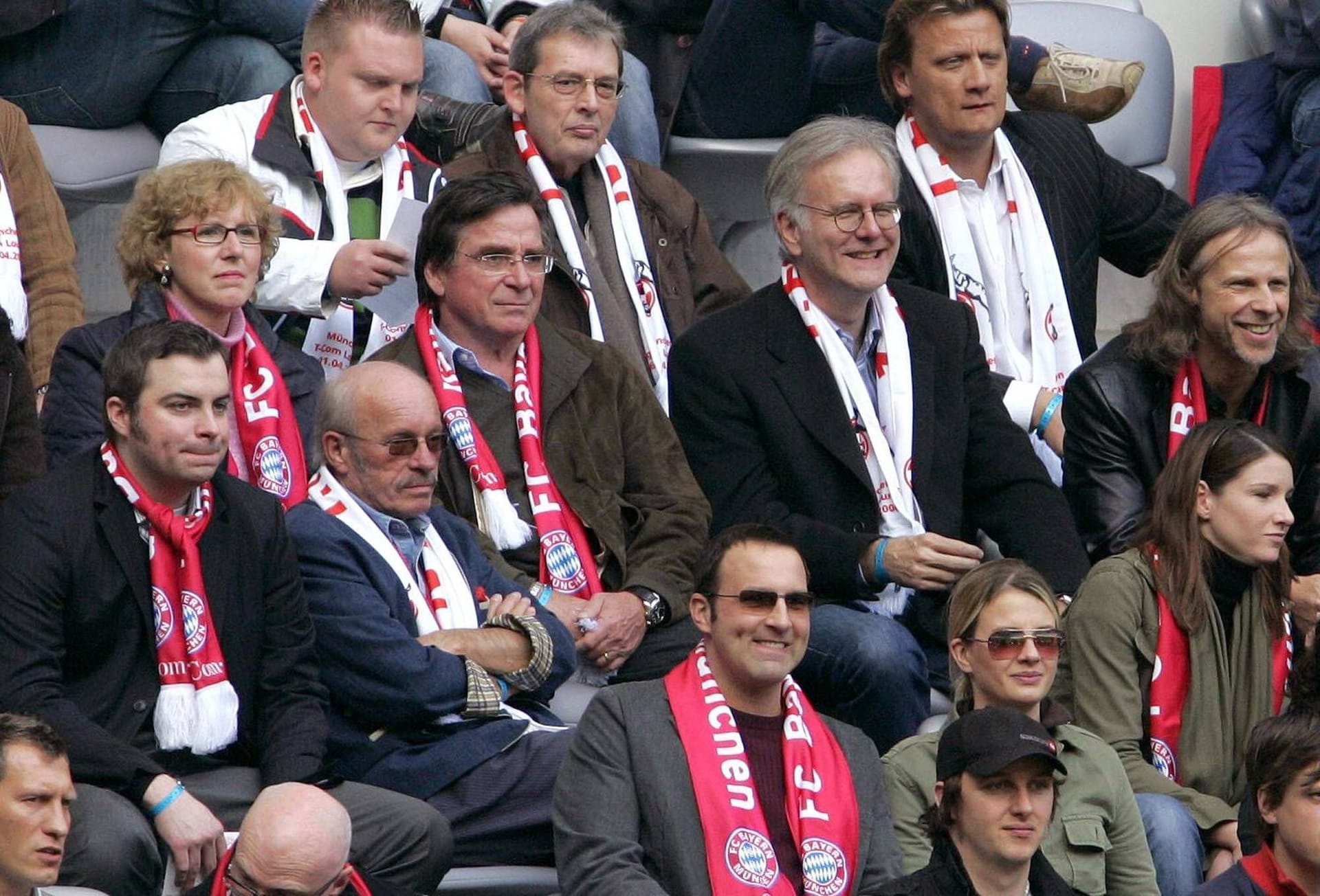 Prominente Fans des FC Bayern in 2006: Schauspieler Elmar Wepper mit Ehefrau Anita und Entertainer Harald Schmidt.