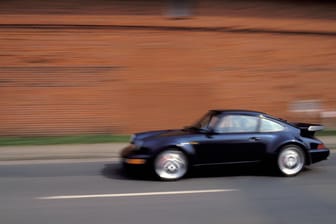 Ein Porsche auf einer Landstraße (Symbolbild):