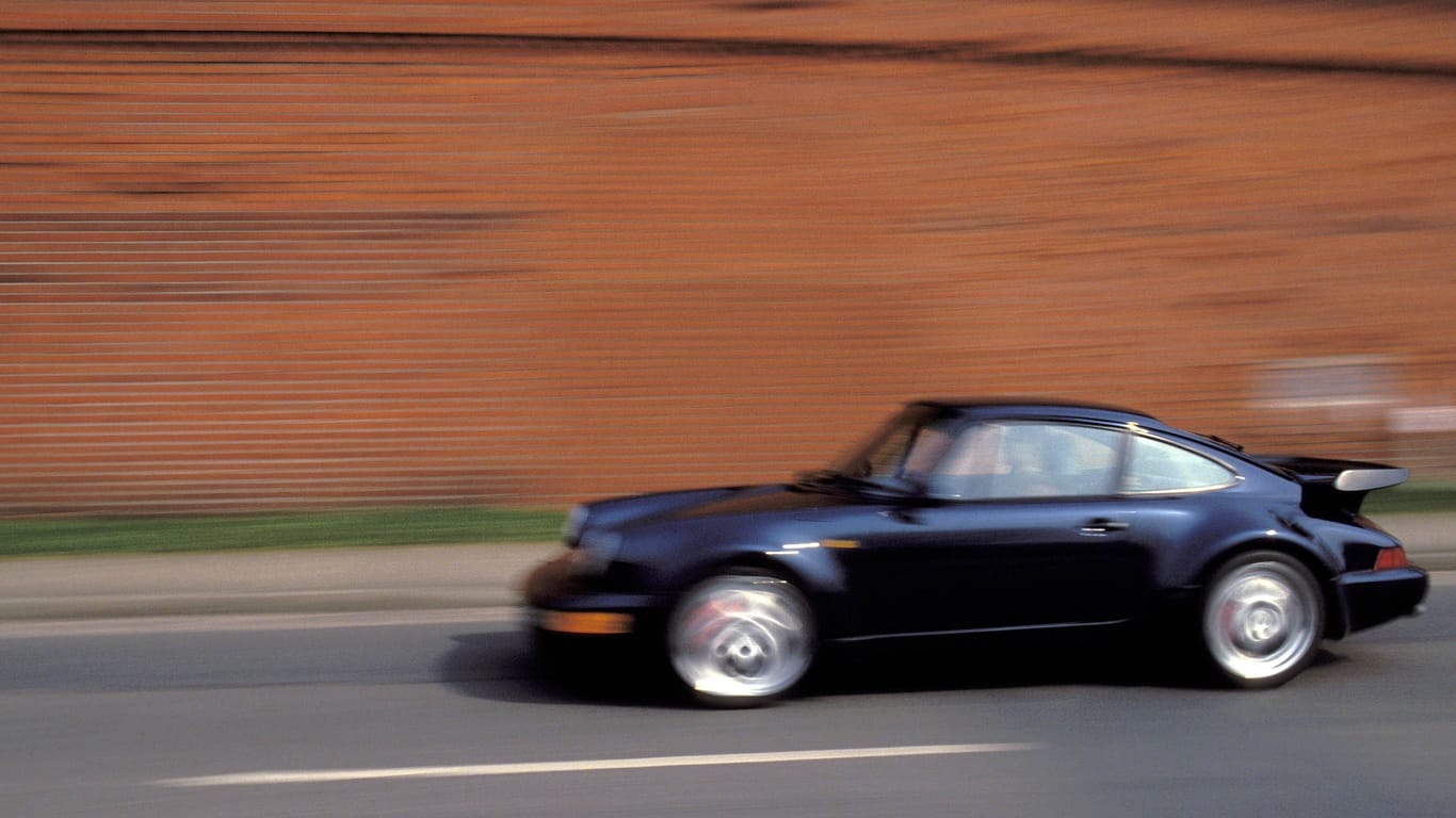 Ein Porsche auf einer Landstraße (Symbolbild):
