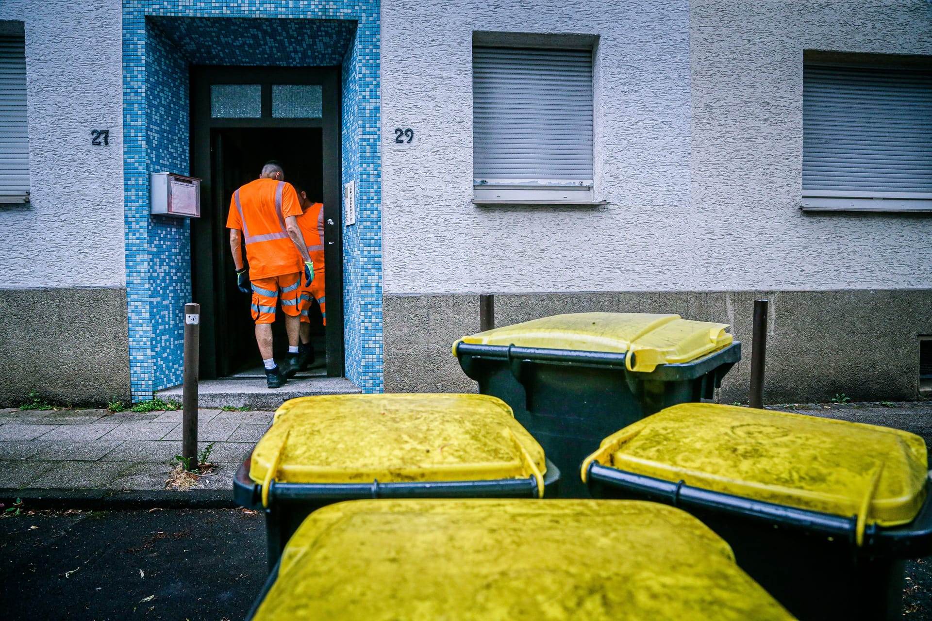 Angestellte eines Entsorgungsunternehmens bei der Arbeit (Symbolfoto): Der zuständige Landrat ist alles andere als glücklich über den Wechsel.