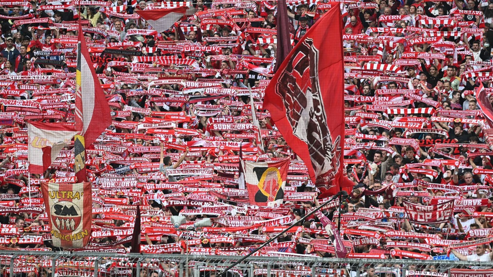 Fans des FC Bayern in der Allianz Arena: Klare Botschaft vor dem Freiburg-Spiel.